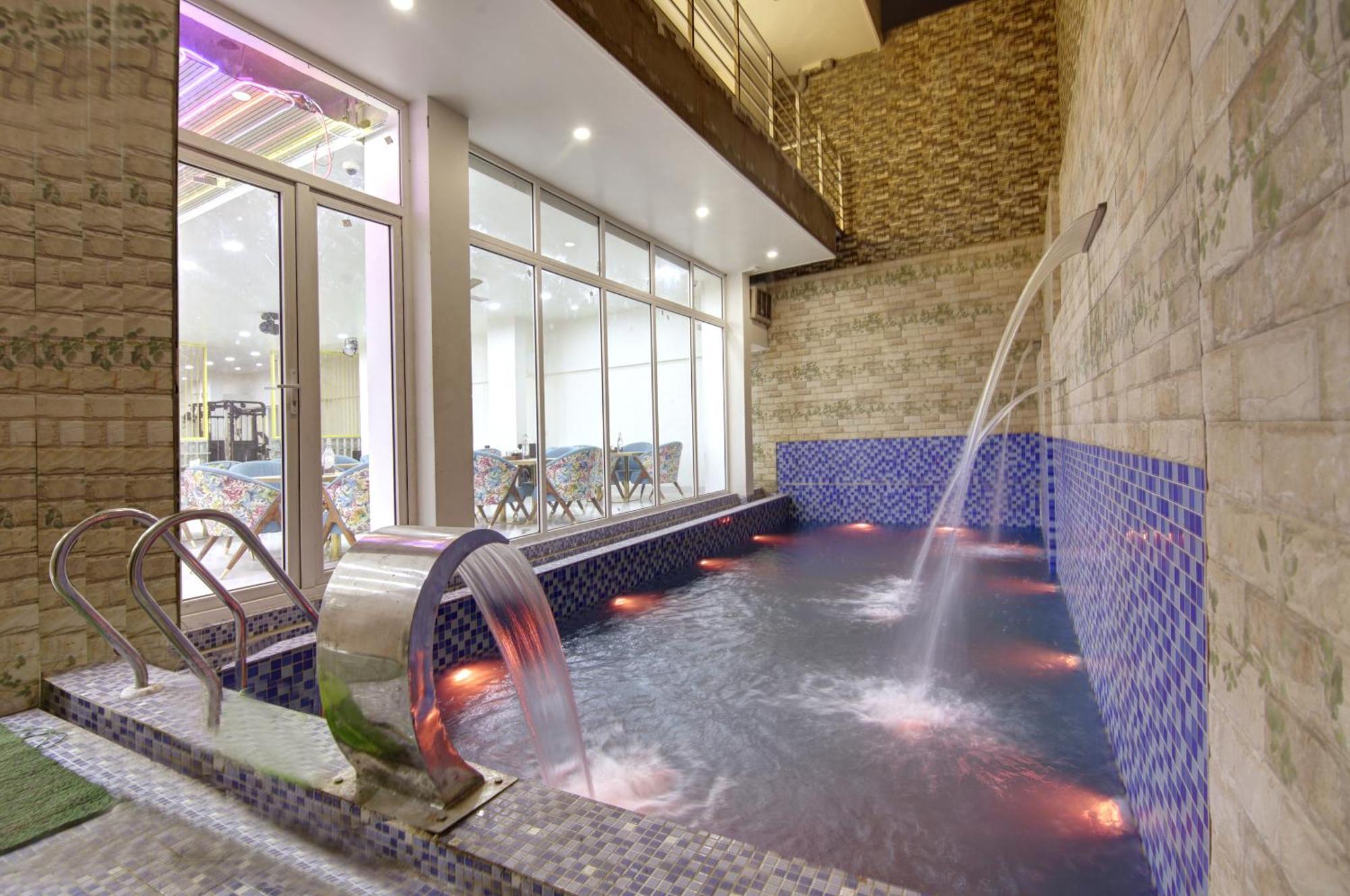 グルガウン Anandam Club Houseアパートホテル エクステリア 写真