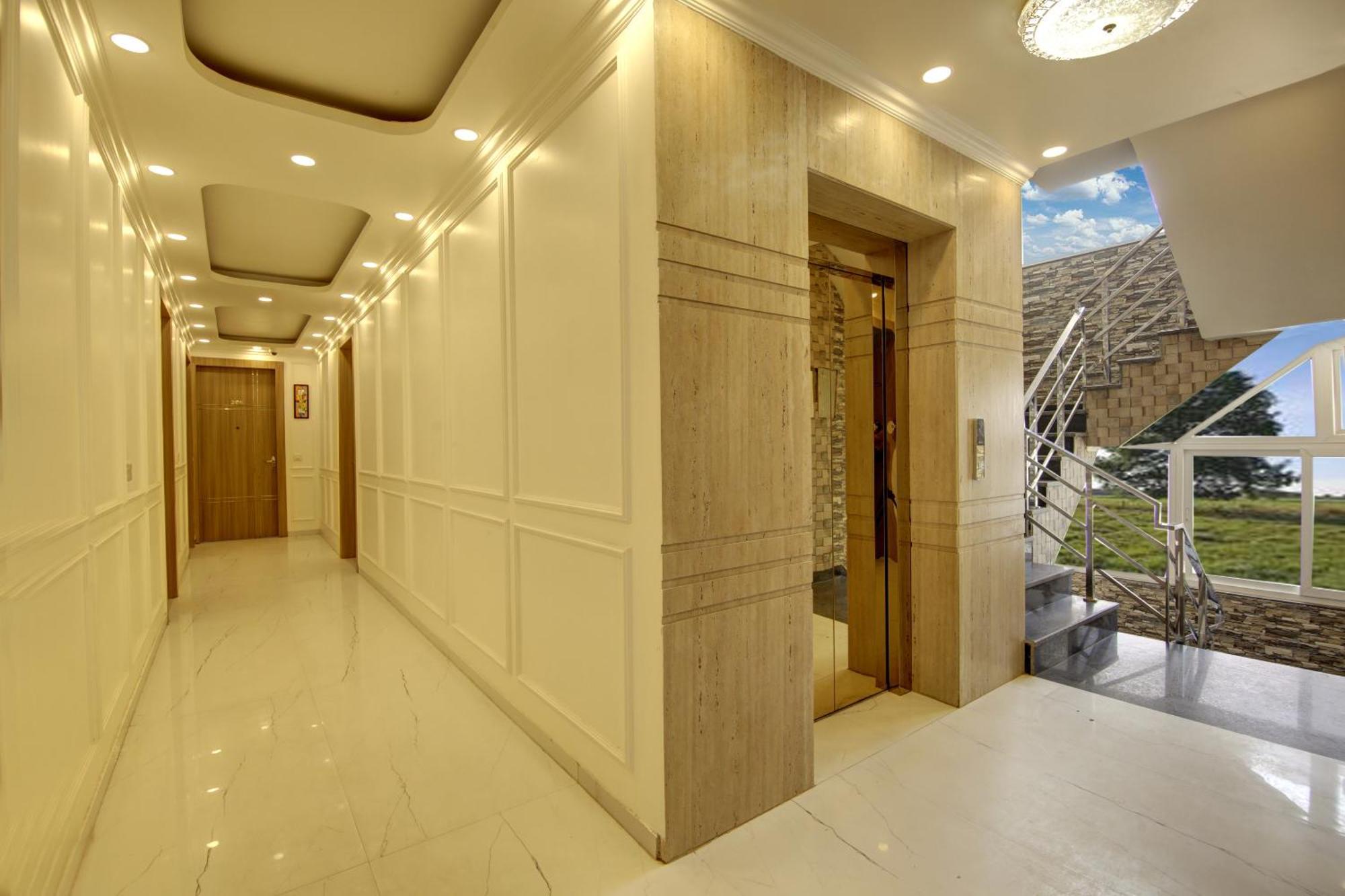 グルガウン Anandam Club Houseアパートホテル エクステリア 写真