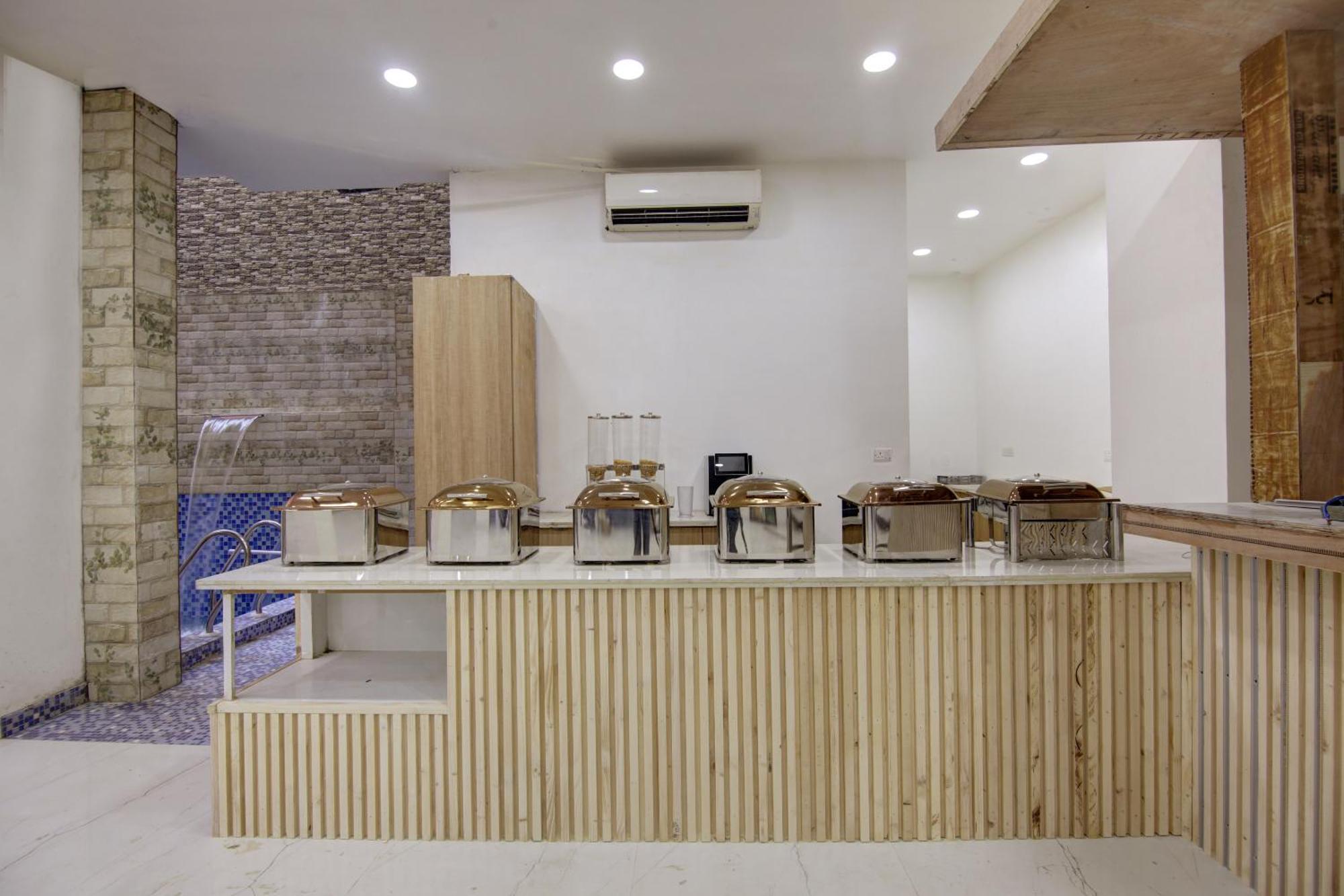 グルガウン Anandam Club Houseアパートホテル エクステリア 写真