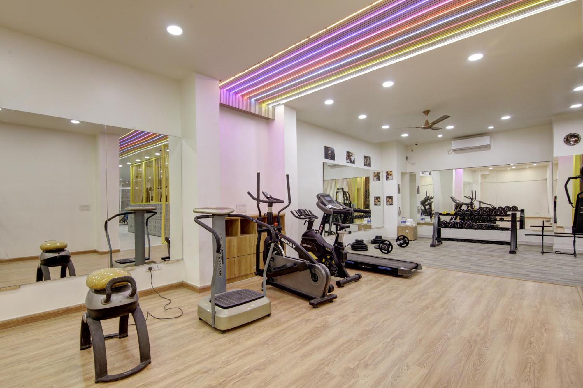 グルガウン Anandam Club Houseアパートホテル エクステリア 写真