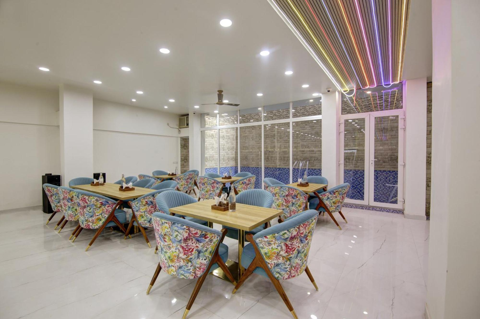 グルガウン Anandam Club Houseアパートホテル エクステリア 写真